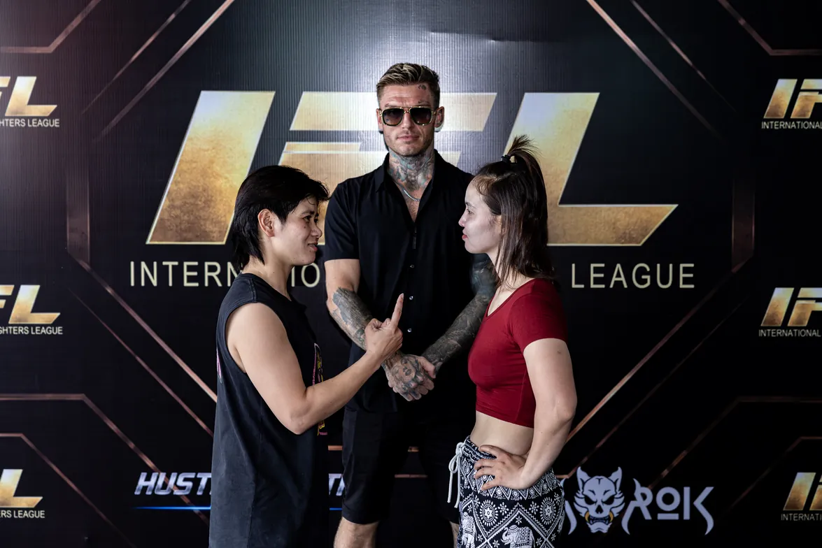 คู่ที่ 7 เผชิญหน้า: Petchmai-Luai (มุมแดง) และ Phetidara (มุมน้ำเงิน)